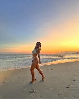 Larissa Manoela feet photo thumbnail