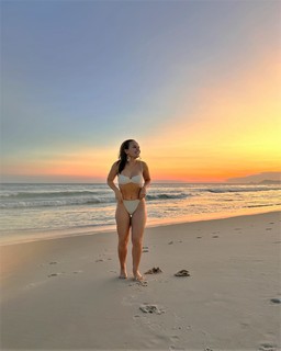 Larissa Manoela feet photo thumbnail