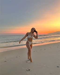 Larissa Manoela feet photo thumbnail