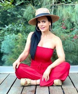 Maribel Guardia feet photo thumbnail