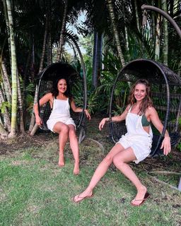 Alison Brie feet photo thumbnail