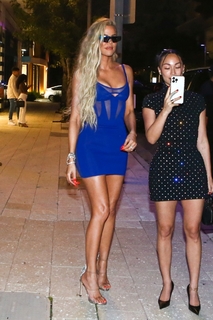 Khloé Kardashian feet photo thumbnail
