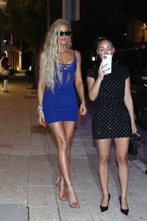 Khloé Kardashian feet photo thumbnail