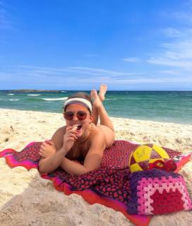 Larissa Manoela feet photo thumbnail