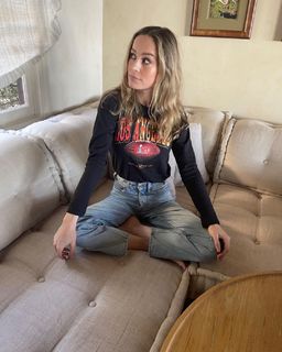 Brie Larson feet photo thumbnail