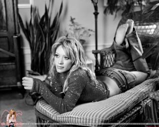 Hilary Duff feet photo thumbnail
