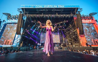 Joss Stone feet photo thumbnail
