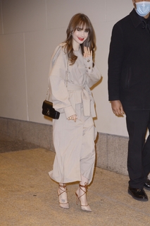 Lily Collins feet photo thumbnail