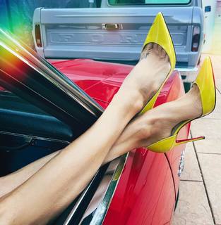 Brooke Burke feet photo thumbnail