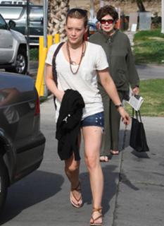 Hilary Duff feet photo thumbnail
