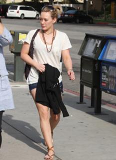 Hilary Duff feet photo thumbnail