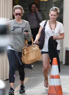 Hilary Duff feet photo thumbnail