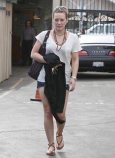 Hilary Duff feet photo thumbnail