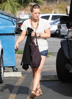 Hilary Duff feet photo thumbnail