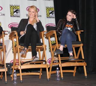 Charlize Theron feet photo thumbnail