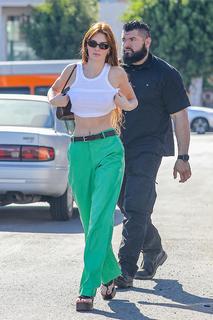 Kendall Jenner feet photo thumbnail