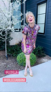 Kaley Cuoco feet photo thumbnail