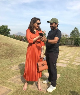 Madhuri Dixit feet photo thumbnail