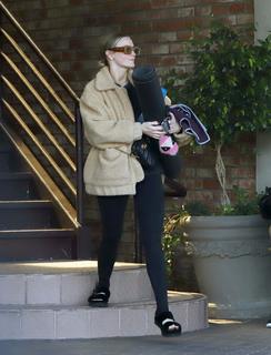 Ashlee Simpson feet photo thumbnail