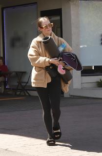 Ashlee Simpson feet photo thumbnail