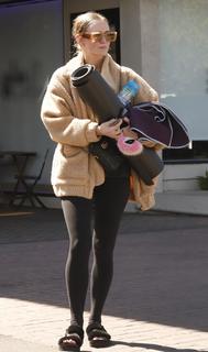 Ashlee Simpson feet photo thumbnail