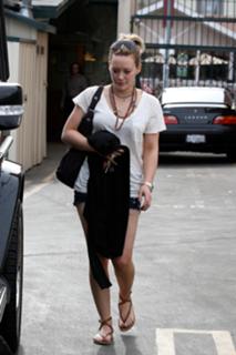 Hilary Duff feet photo thumbnail