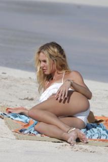 Candice Swanepoel feet photo thumbnail