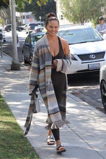 Chrissy Teigen feet photo thumbnail
