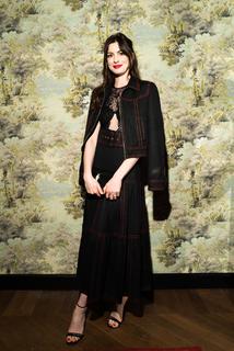 Anne Hathaway feet photo thumbnail