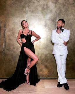 Chrissy Teigen feet photo thumbnail