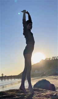 Selma Blair feet photo thumbnail