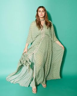 Huma Qureshi feet photo thumbnail