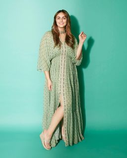 Huma Qureshi feet photo thumbnail