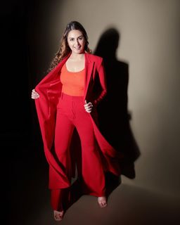 Huma Qureshi feet photo thumbnail