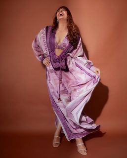 Huma Qureshi feet photo thumbnail