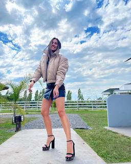 Carolina Ardohain feet photo thumbnail