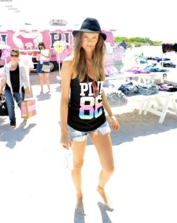 Behati Prinsloo feet photo thumbnail