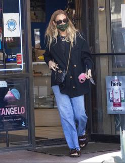 Ashlee Simpson feet photo thumbnail