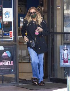 Ashlee Simpson feet photo thumbnail