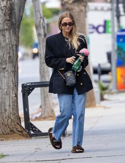 Ashlee Simpson feet photo thumbnail