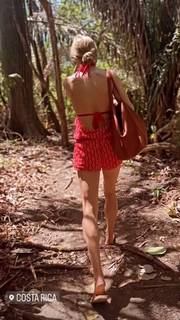 Laura Vandervoort feet photo thumbnail