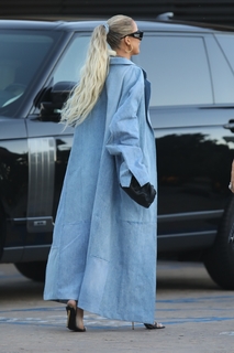 Khloé Kardashian feet photo thumbnail