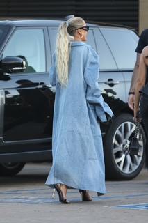Khloé Kardashian feet photo thumbnail
