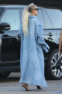 Khloé Kardashian feet photo thumbnail
