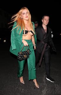 Bella Thorne feet photo thumbnail