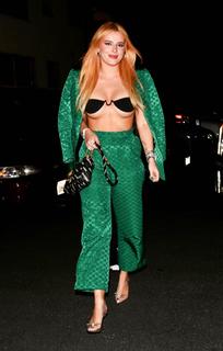 Bella Thorne feet photo thumbnail