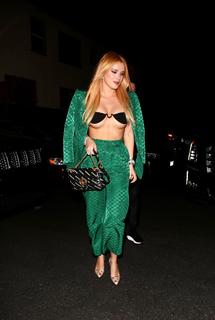Bella Thorne feet photo thumbnail
