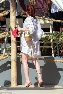 Lindsay Lohan feet photo thumbnail
