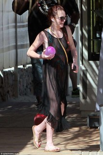 Lindsay Lohan feet photo thumbnail