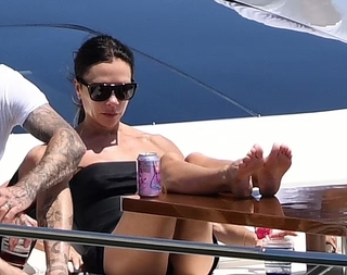 Victoria Beckham feet photo thumbnail